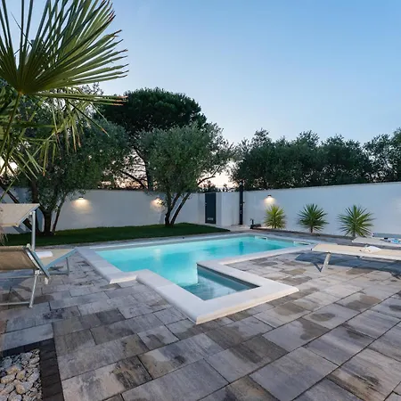 House With Pool Mari