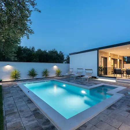 House With Pool Mari