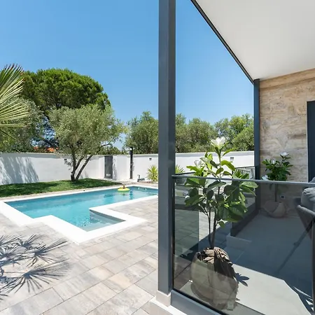 House With Pool Mari