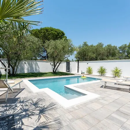 House With Pool Mari *