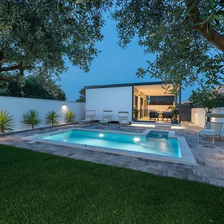 House With Pool Mari Feriehus *