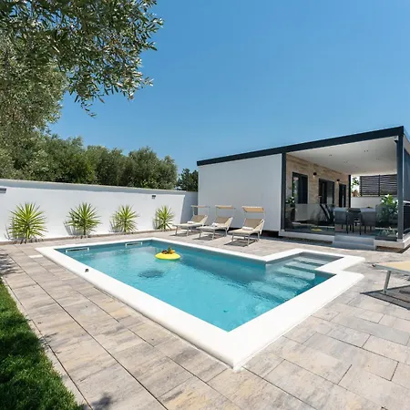 Сasa de vacaciones House With Pool Mari