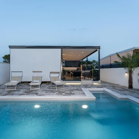 House With Pool Mari Feriehus *